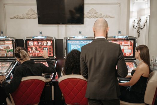 Jak Vyhodnotit a Využít Bonusy v Online Kasinech: Sloty vs. Stolní Hry